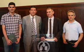 Els guanyadors amb el vicerector d'Investigació, Pedro Carrasco, i el director de 'Las Provincias', Julián Quirós.